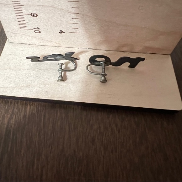 Vintage copper tone screw back earrings yes no - Picture 3 of 6